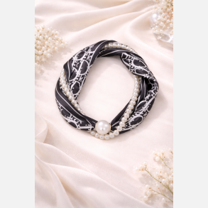 T�rkl�de med smykke