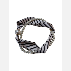 T�rkl�de med smykke