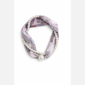 T�rkl�de med smykke