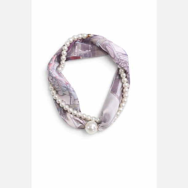 T�rkl�de med smykke