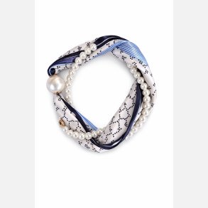 T�rkl�de med smykke