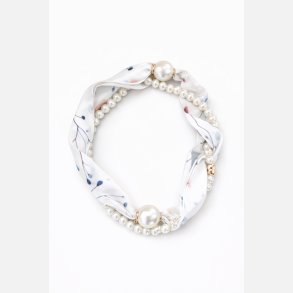 T�rkl�de med smykke