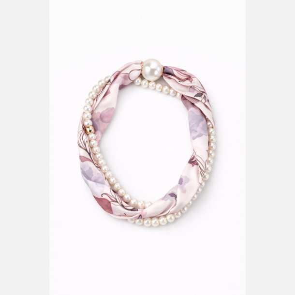 T�rkl�de med smykke