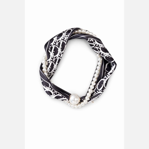 T�rkl�de med smykke