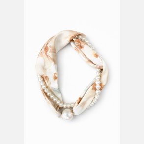 T�rkl�de med smykke