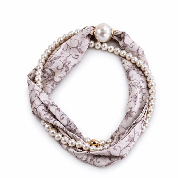 T�rkl�de med smykke